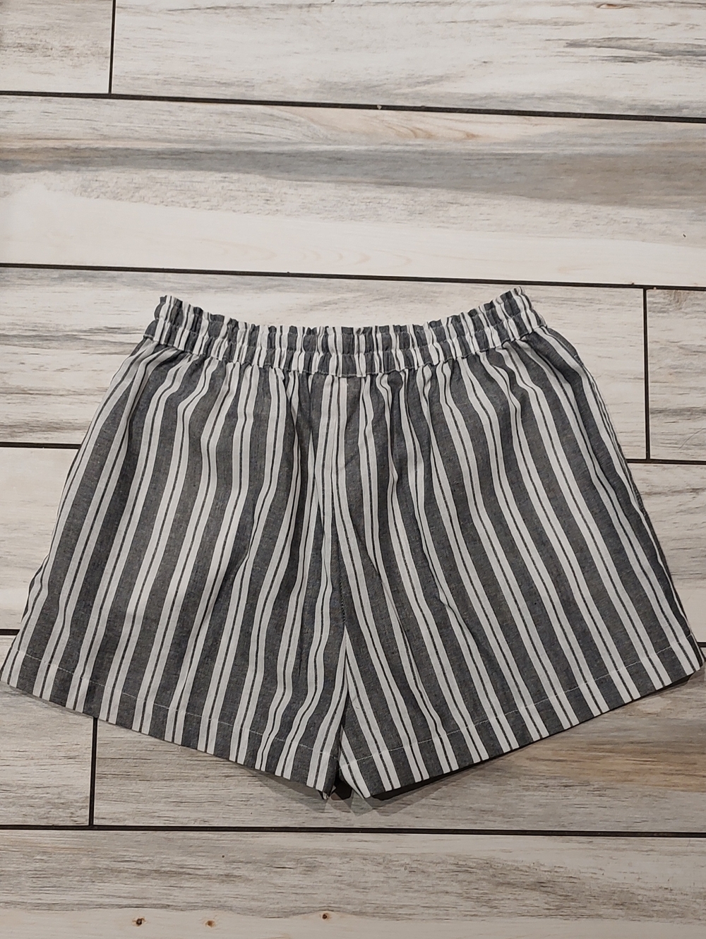 Dizzy Lizzy Stripped Shorts - Picture 2 of 2